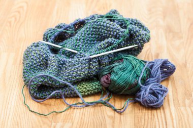 ahşap masa üstünde alet örgü