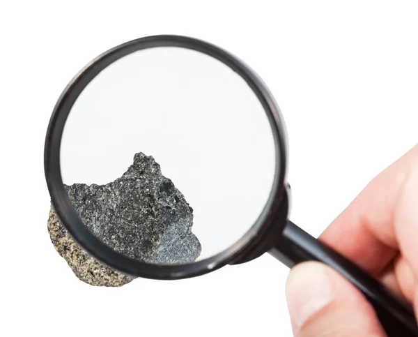 Visa av rå peridotit sten genom förstoringsglas — Stockfoto
