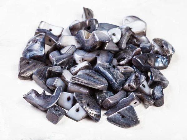 Mucchio di perline da pietre di madreperla naturali su grigio — Foto Stock