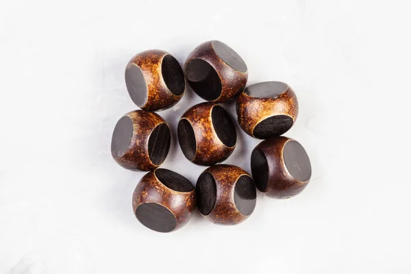 Ovanifrån av bruna pärlor ristade från naturliga horn — Stockfoto