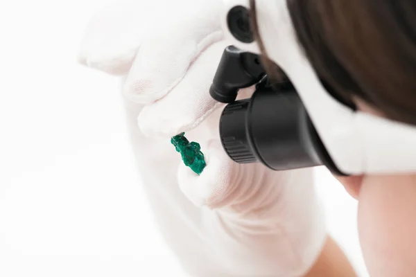 Mestre em lente montada na cabeça inspeciona dioptase — Fotografia de Stock