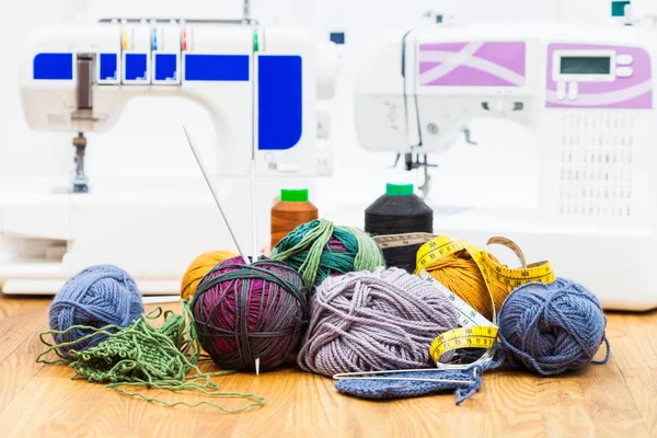 Muchas herramientas de tejer a mano y máquinas de coser — Foto de Stock