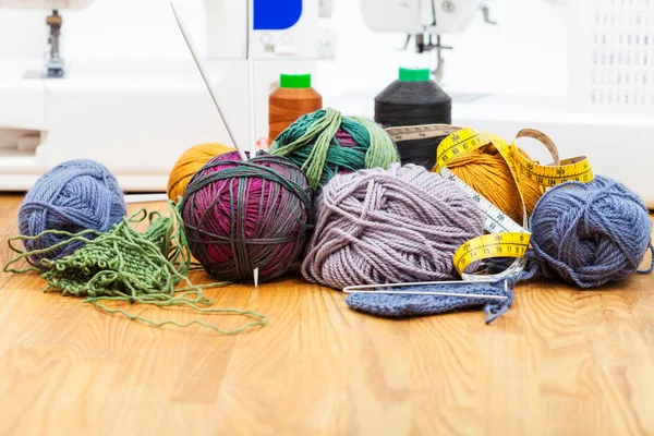 Knitting tools, threads and sewing machines — Stock Photo, Image