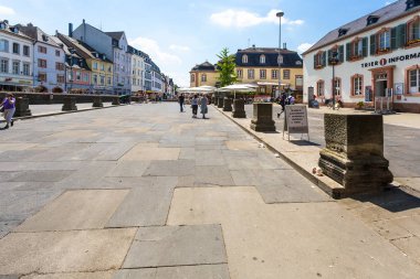 Porta-Nigra-Platz Trier şehirde insanlar