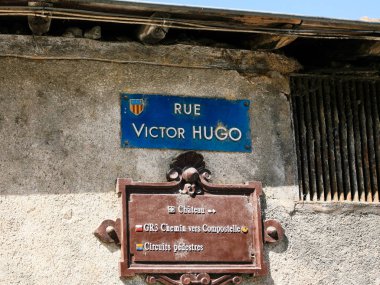 Amboise şehirdeki sitelere trafik işareti