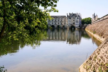 Chateau de Chenonceau kanal Cher Nehri üzerinde