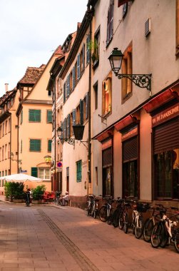 Rue des Tailleurs de Pierre Gün batımında