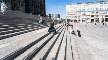 turistler önünde Köln Katedrali merdivenlerinde
