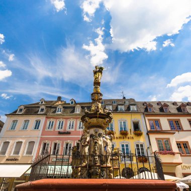 Trier 'deki Hauptmarkt' taki Petrusbrunnen Çeşmesi