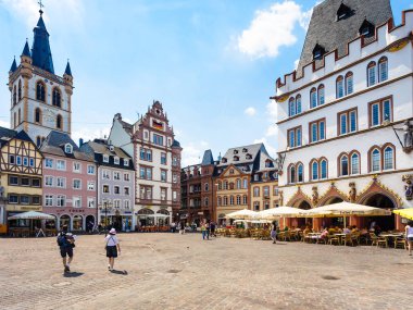 Hauptmarkt ve St Gangolf kilisede Trier görünümünü