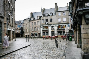 Place des Merciers kare \ Dinan şehirde yağmur,