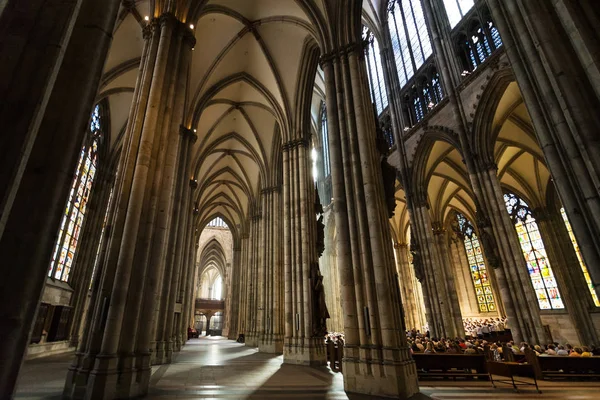 Personnes en service religieux dans la cathédrale de Cologne — Photo