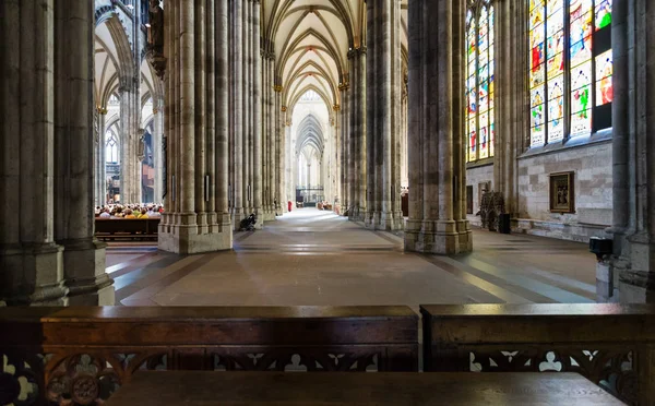 Visitantes dentro de la Catedral de Colonia — Foto de Stock