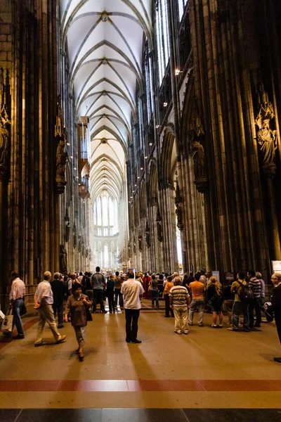 Turistas interiores de la Catedral de Colonia —  Fotos de Stock