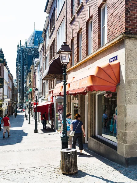 Mensen op de straat Kramerstrasse in Aachen city — Stockfoto