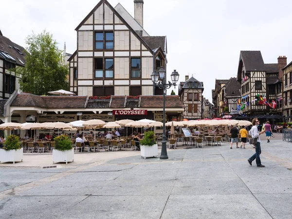 Restaurangen på torget Place Marechal Foch i Troyes — Stockfoto