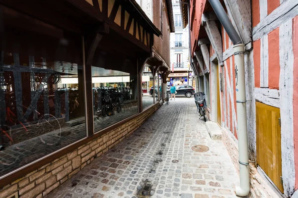 Smalle straat Rue de la Vierge in Troyes stad — Stockfoto