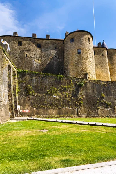 Entrada en el castillo de Sedán en el día de verano — Foto de Stock