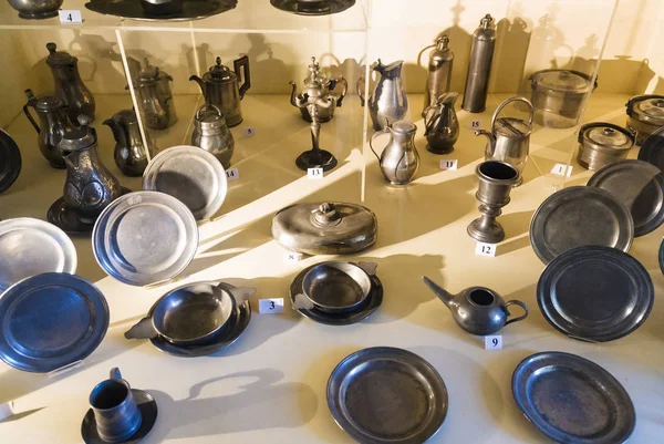 Platos de peltre en el museo de Chateau de Sedan — Foto de Stock