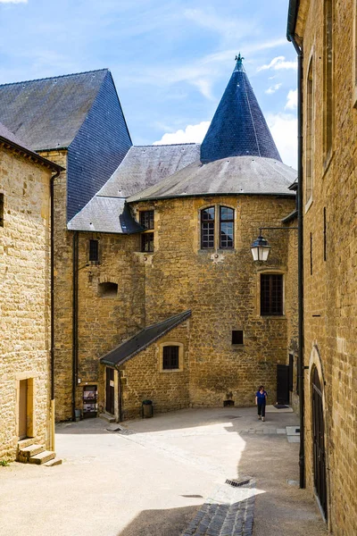 Visitor in court of Chateau de Sedan in summer — Stock Photo, Image