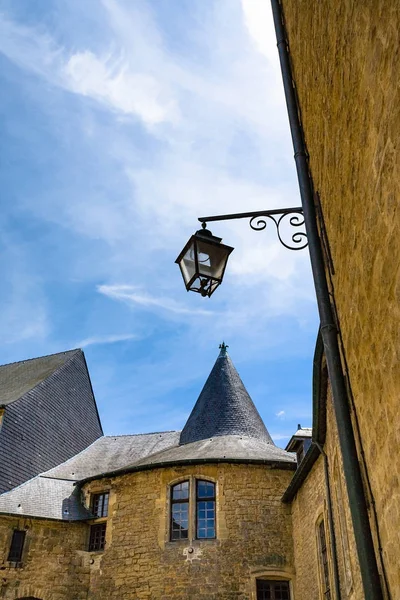 Oude lantaarn in Hof van kasteel van Sedan — Stockfoto