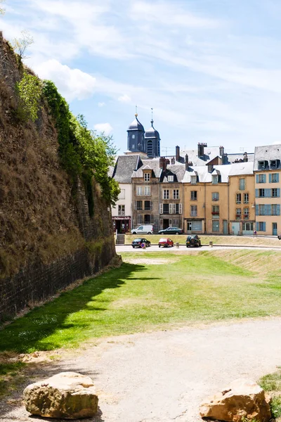 Κάστρο τείχος και την πλατεία Place du Chateau σε Sedan — Φωτογραφία Αρχείου