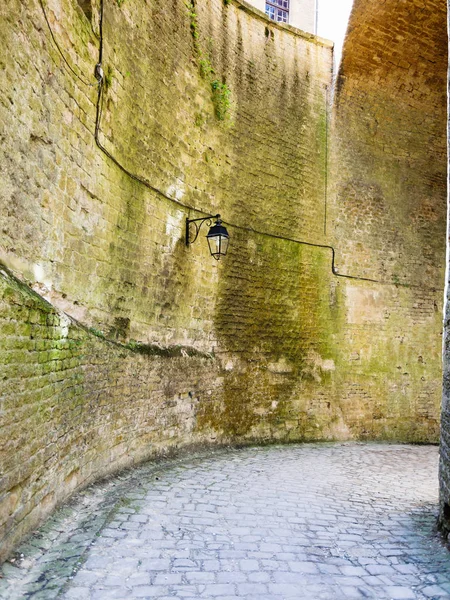 Weg naar rampart binnen kasteel van Sedan — Stockfoto