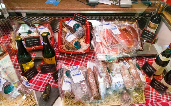 Prodotti gastronomici in negozio di souvenir a Sedan — Foto Stock