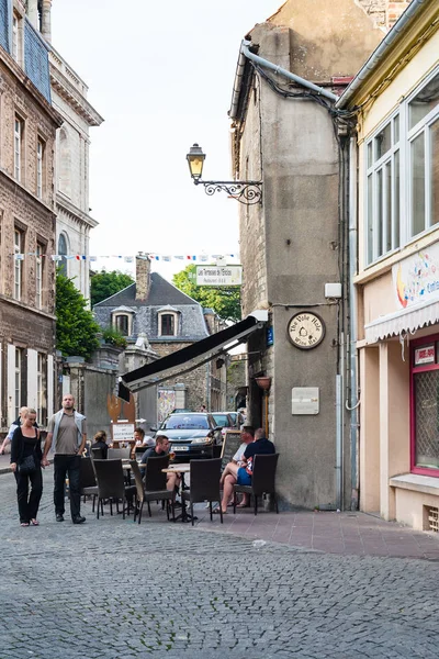 Mensen in de wijnbar op straat in zomeravond — Stockfoto