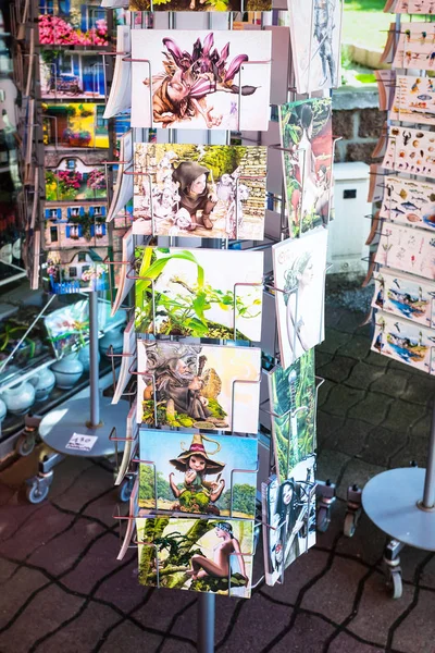 Postar cartões na loja de presentes na praia de Saint-Guirec — Fotografia de Stock
