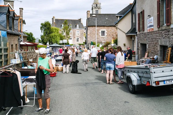 Personnes sur le marché de rue dans la ville de Paipol en été — Photo