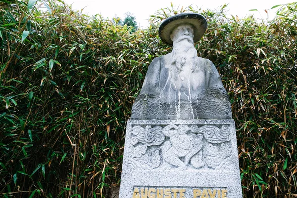 Estátua de Auguste Pavie em Jardin Anglais em Dinan — Fotografia de Stock
