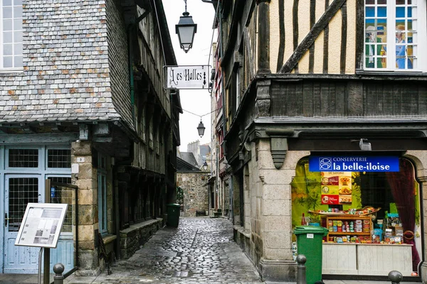 Old houses on Place des Merciers in Dinan — Stock Photo, Image