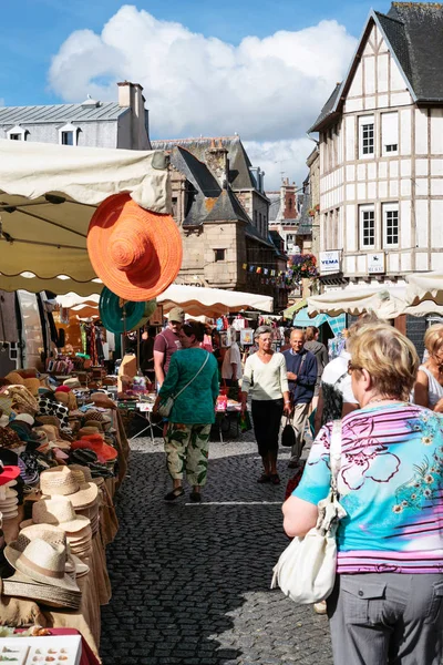 Mensen op buiten lap eerlijke in Paimpol stad — Stockfoto