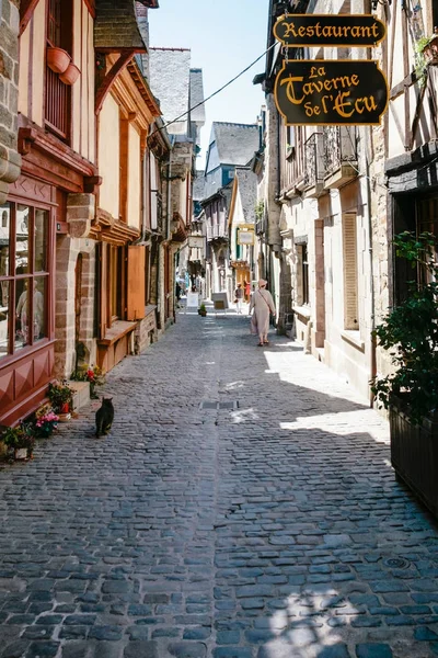 Turistas na rua medieval pedonal em Vitre — Fotografia de Stock