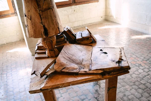 Lampe et table en bois au Château de Chambord — Photo