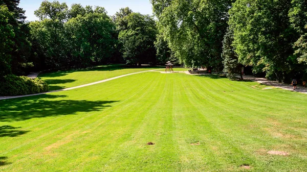 Gramado verde em Chateau du Clos Luce em Amboise — Fotografia de Stock