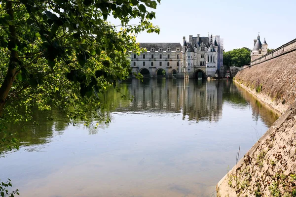Chateau de Chenonceau on canal of Cher river — Stock Photo, Image