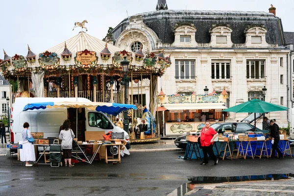 Люди на открытом блошином рынке в городе Орлеан — стоковое фото