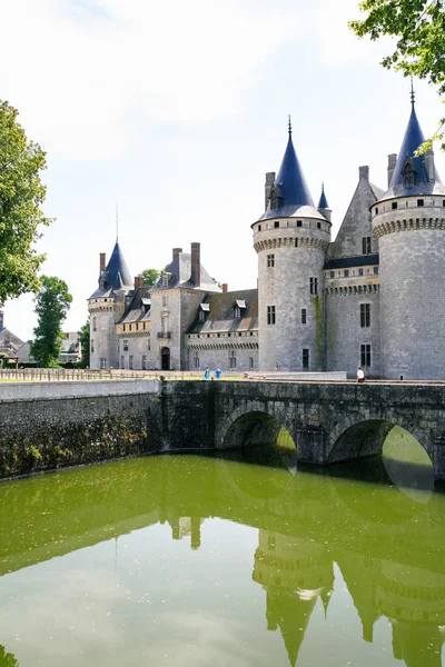 Castello Sully-sur-Loire con ponte sul fossato — Foto Stock