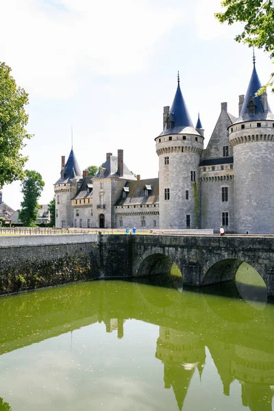 Castillo Sully-sur-Loire con puente sobre foso — Foto de Stock