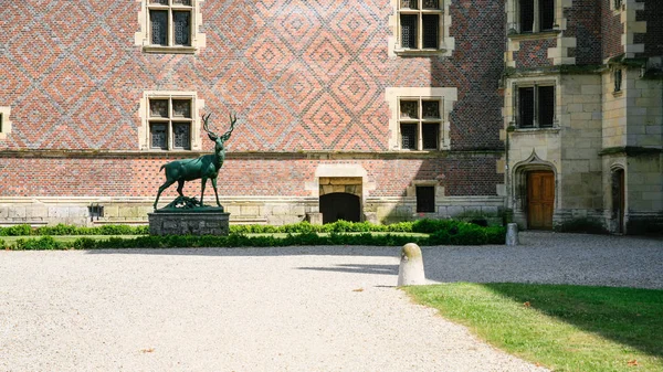 Deer statue in court of castle Chateau de Gien — Stock Photo, Image