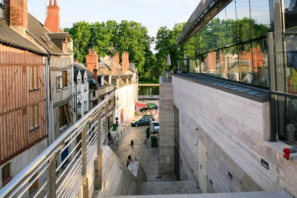 Pohled z mola z ulice ve městě Orleans — Stock fotografie