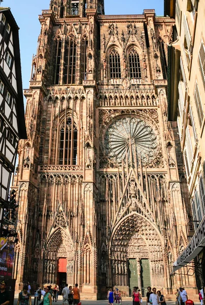 Ludzie w pobliżu zachodniej fasady katedry w Strasburgu — Zdjęcie stockowe