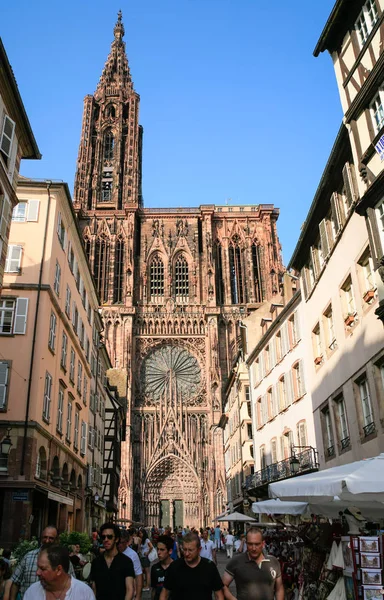 Rue Merciere och utsikt över västfasaden av katedralen — Stockfoto