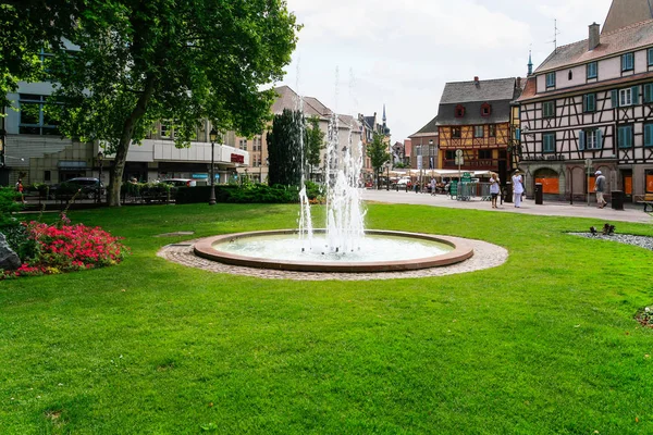 正方形のコルマールの街の噴水 — ストック写真