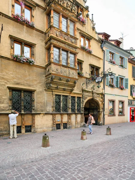 Turista cerca de casa en Rue des Tetes en Colmar —  Fotos de Stock