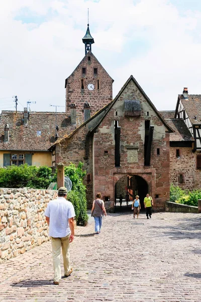 Туристична дійти до воріт міста Riquewihr — стокове фото