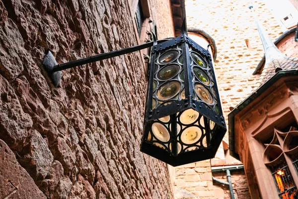 Středověká lucerna v Chateau du Haut-Koenigsbourg — Stock fotografie