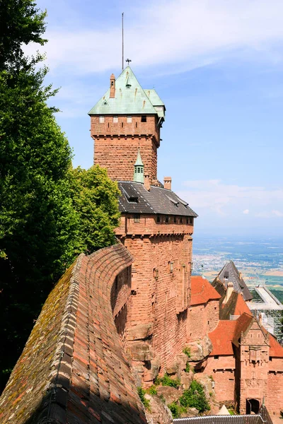 Budova z Chateau du Haut-Koenigsbourg v Alsasku — Stock fotografie